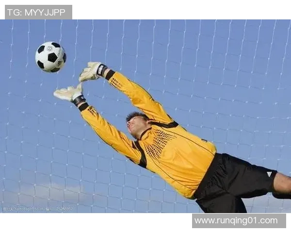 足球明星各具风格的踢球姿势解析与技巧分享